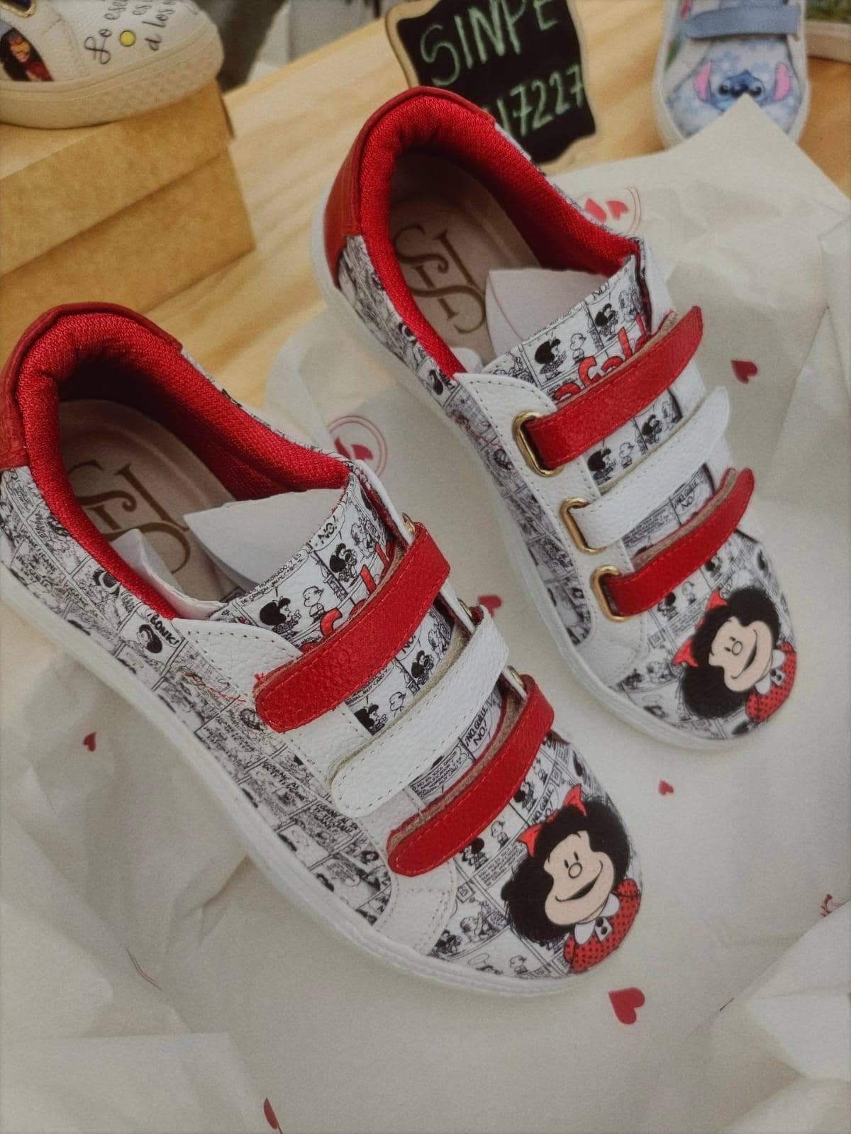 El mismo par desde otro ángulo, sobre papel de seda con corazones estampados