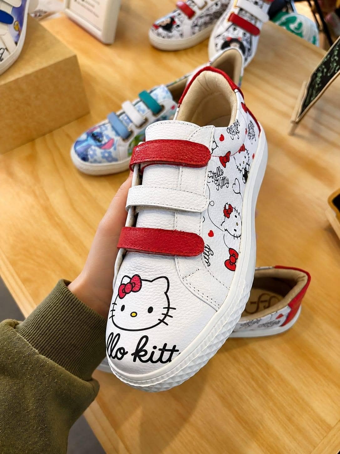 Sneaker sostenido en la mano, con la suela texturizada a la vista