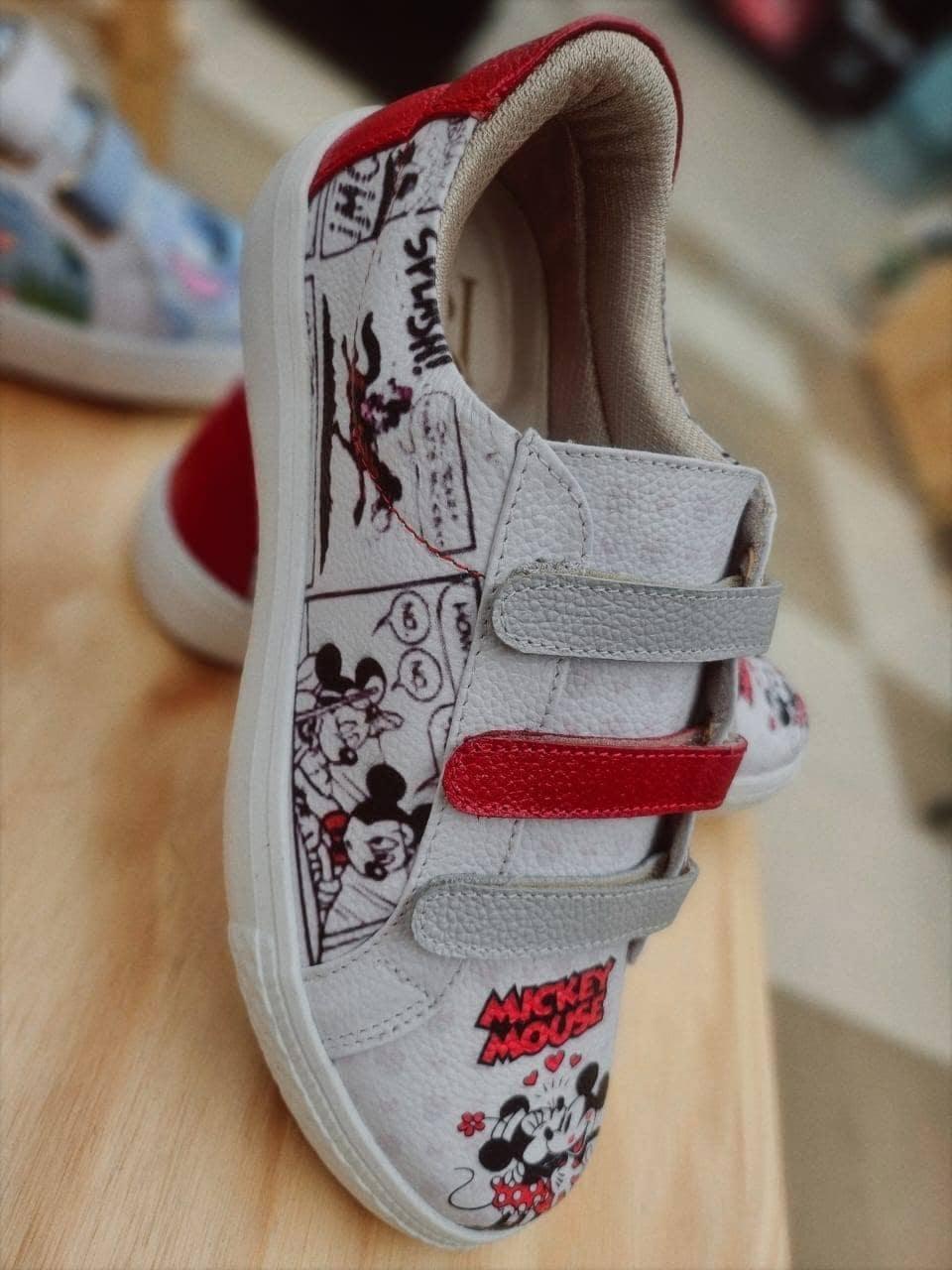 Sneaker de perfil mostrando las viñetas impresas sobre el cuero
